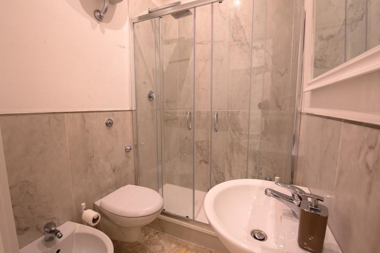Bathroom, Short Lets Grandi Stazioni, Bari