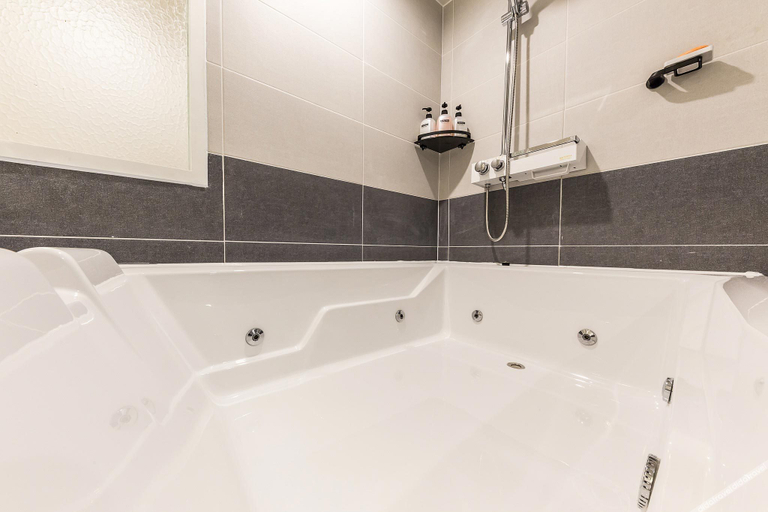Bathroom 3, Gasan Honey, Geum-cheon