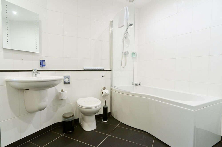 Bathroom 3, Castle Limes Hotel, Warwickshire