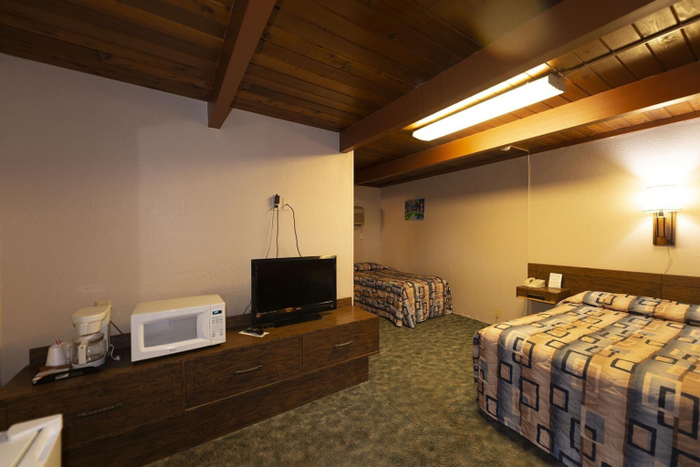 Bedroom 4, Cedar Inn, Red Willow