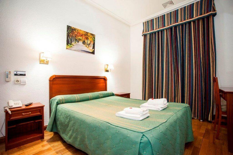 Bedroom 3, Pension Carrera, Madrid