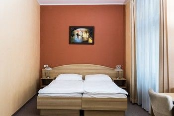 Others 3, Hotel D'angelo, Praha 5