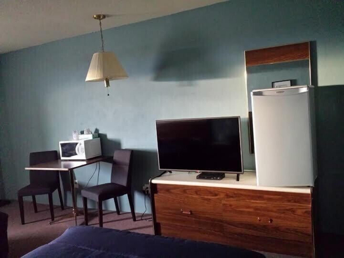 Others 4, Motel Earlton, Timiskaming