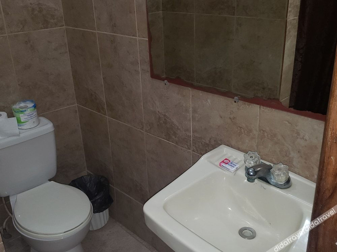 Bathroom, Pal's on the Beach - A Gold Standard Hotel
