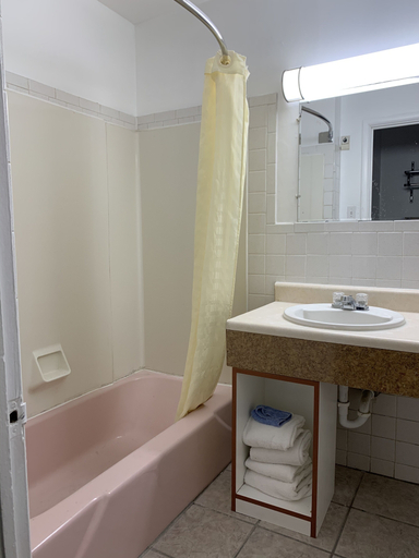 Bathroom 5, Ratons Peak Inn, Colfax