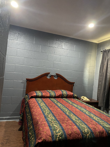 Others 4, Budget Inn, Wood