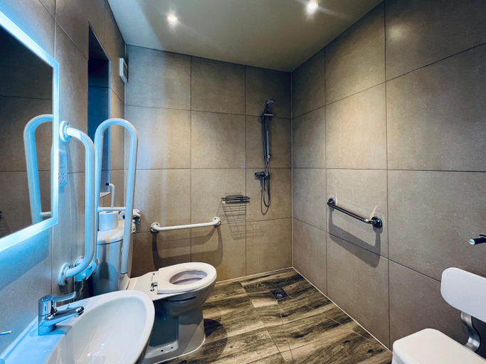 Bathroom, White House Lodges, Suffolk