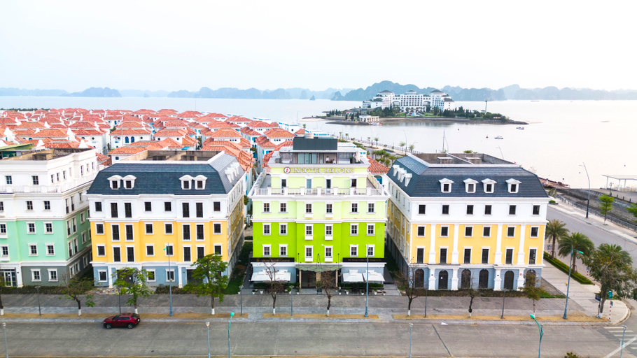 Exterior & Views