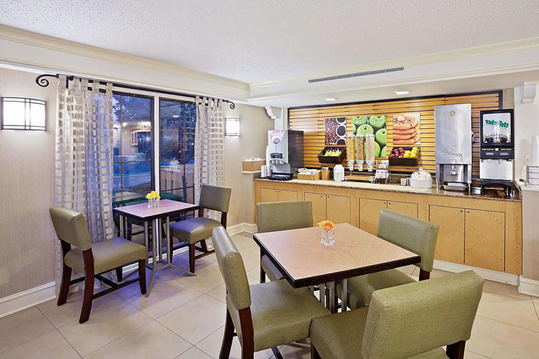 Food & Drinks 5, Norwood Inn & Suites Merrillville, Lake