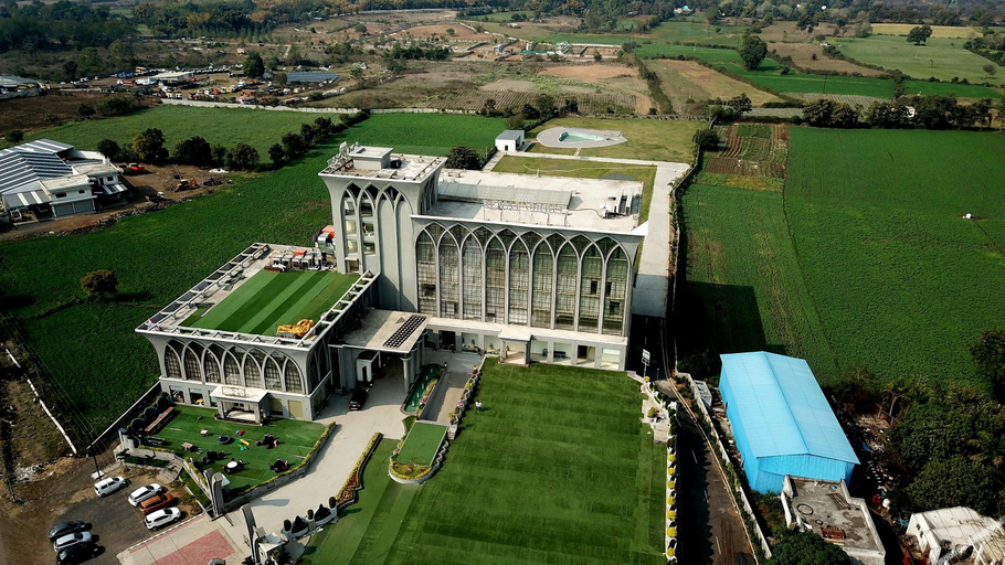 Exterior & Views