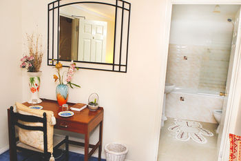 Bathroom 2, Da Vinci Guest House Gatwick, West Sussex