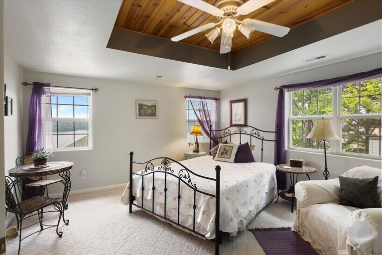 Room 4, Lakeview Manor With Historic Charm and Serene Waters, Camden