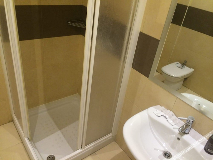 Bathroom, Hostal Aeropuerto, Madrid