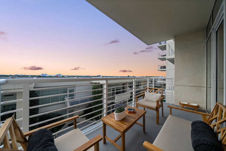 Balcony 4, MidBlock 712, Miami-Dade