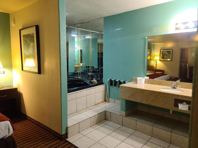 Hot tub, Budget Host Inn, Saline