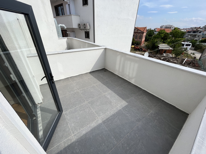 Others 3, Sezer's Oliva Hotel, Ezine
