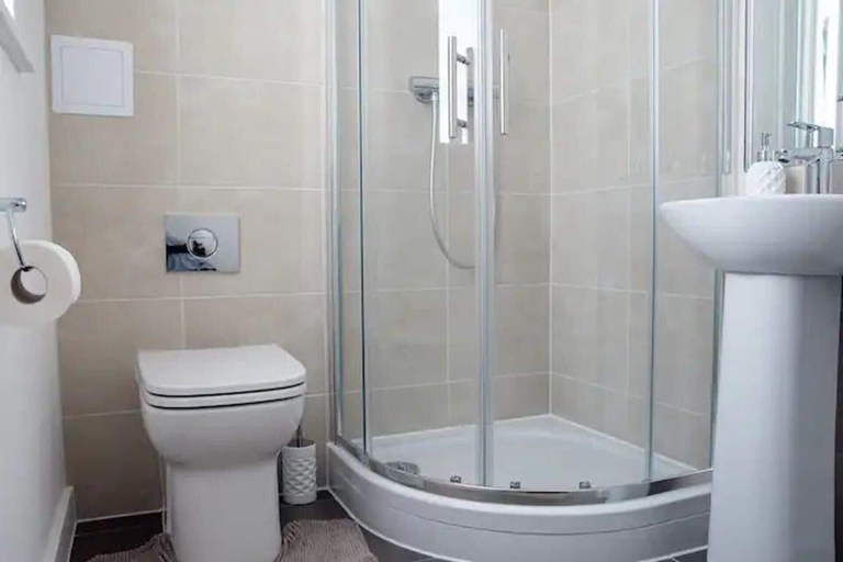 Bathroom 2, Near Dlr Station-family-sleeps 4-pets-parking, London