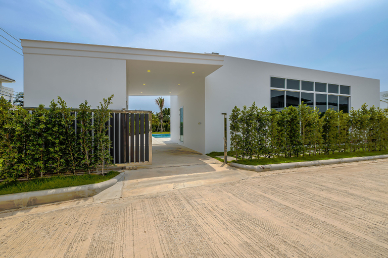 Exterior & Views
