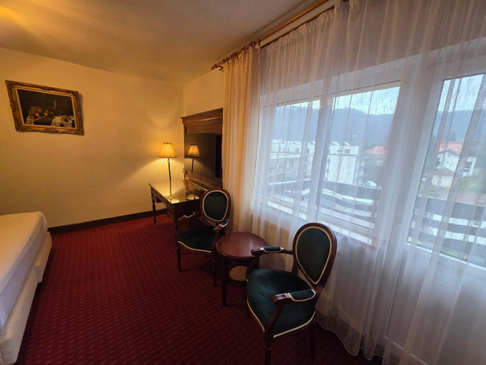 Others 3, Hotel Select, Livadia