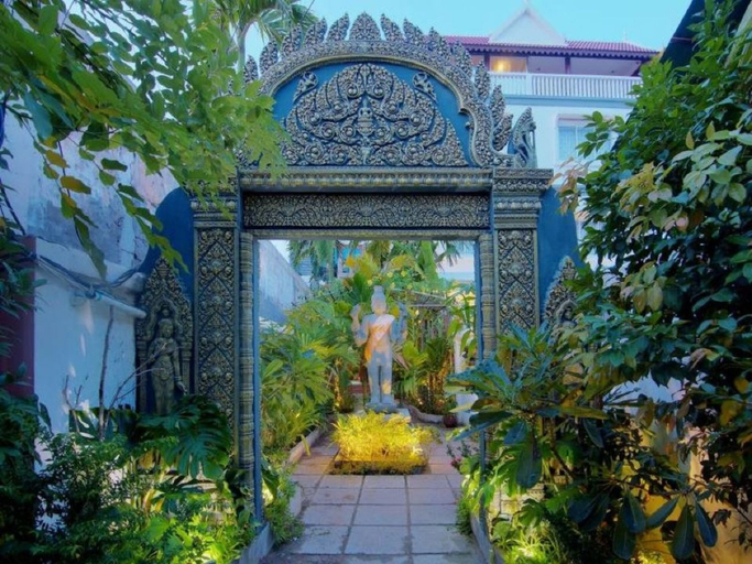 Exterior & Views