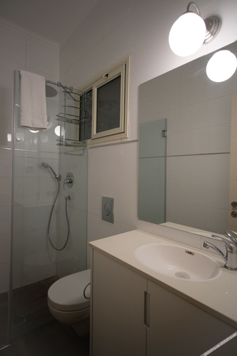 Bathroom 5, Shlomtzi Hotel, Jerusalem