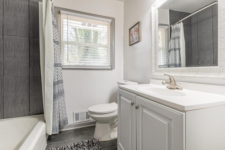 Bathroom 2, The Sweet Creek Luxurious Villas, Fulton