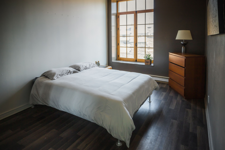 Others 5, LE 402 - Hostel, Montréal