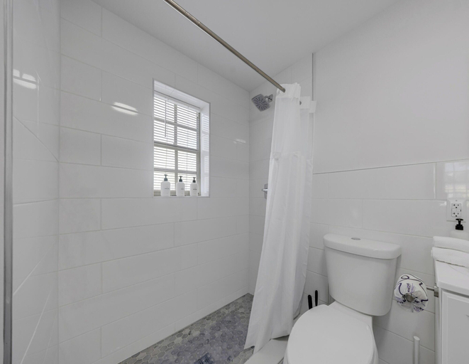 Bathroom 5, Comfy 1-Bedroom - Steps from Miami Beach, Miami-Dade