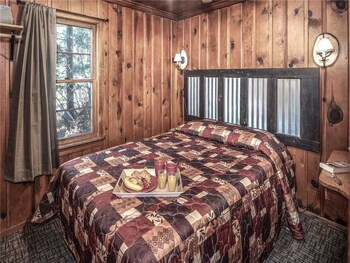 Others 1, Destiny Cabin, 2 Bedrooms, Fireplace, Midtown, Sleeps 7, Lincoln