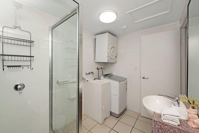 Bathroom 5, Waters Edge The Strand, North Ward-Castle Hill