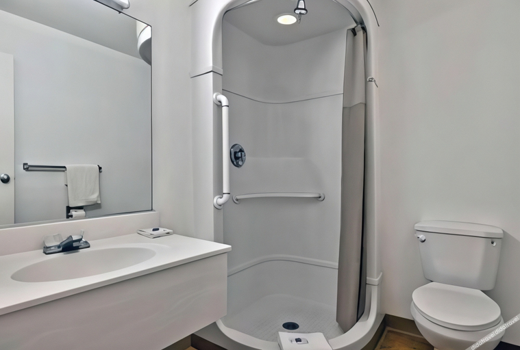 Bathroom, Studio 6 Longview, Gregg