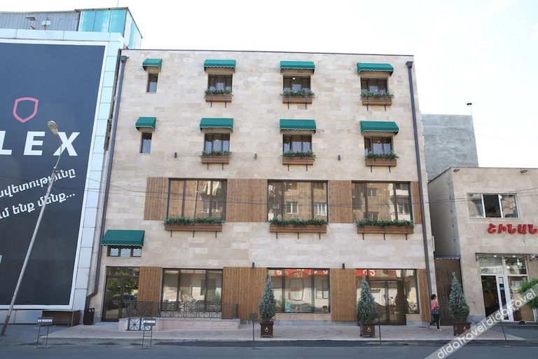 Exterior & Views