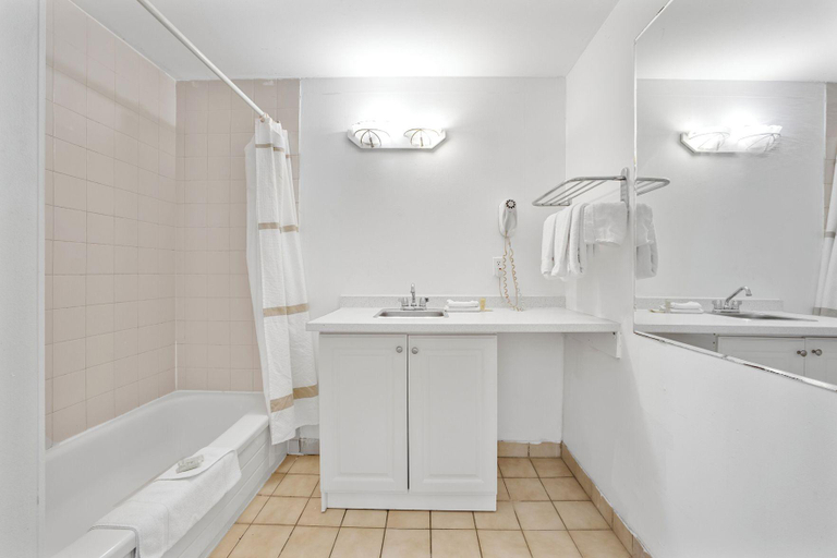 Bathroom 3, Royal Inn and Suites at Guelph, Wellington