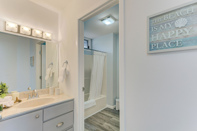 Bathroom, The Shores Beach Front Condo Unit 5593, Grand Traverse