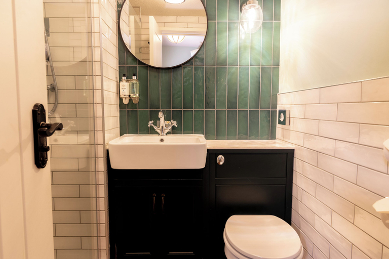 Bathroom 5, Berkshire Arms by Chef and Brewer Collection, West Berkshire