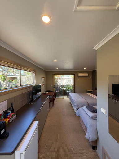 Bedroom 2, Motel Strahan, West Coast