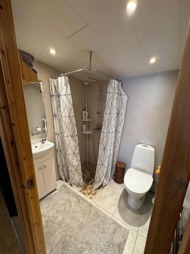 Bathroom 4, The Cozy Caravan Vestmannaeyjar, Vestmannaeyjar