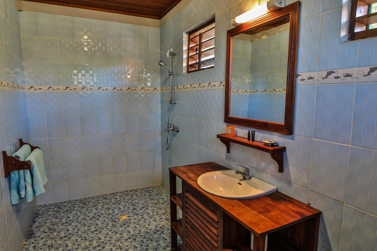 Bathroom 3, Kimony Resort, Menabe