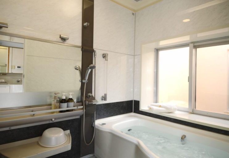 Bathroom, Kasane Ishigaki, Ishigaki