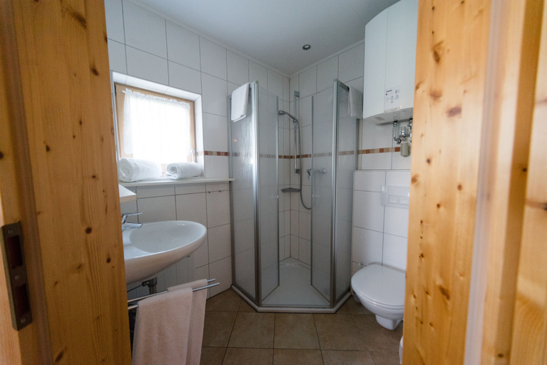 Bathroom 3, Vital CAMP Bayerbach, Rottal-Inn