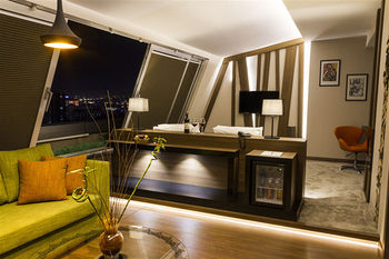 Others 2, Modernity Hotel, Merkez