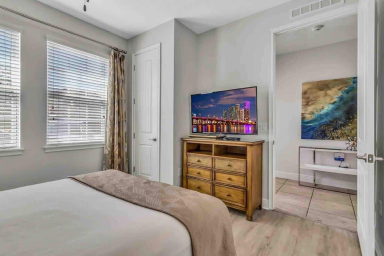 Room 2, Chic 8BR All Suites With Pool and Game Room, Osceola