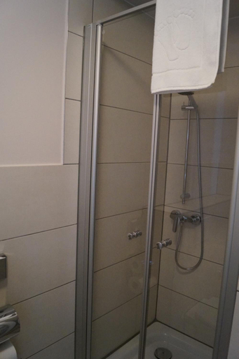 Bathroom 3, Hotel Tini, Heidekreis