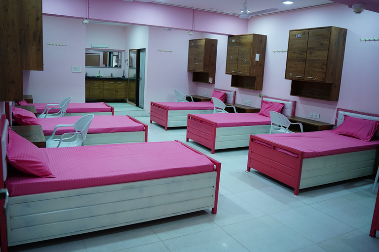 Room 4, LIVZO - PINK HOUSE, Ahmadabad