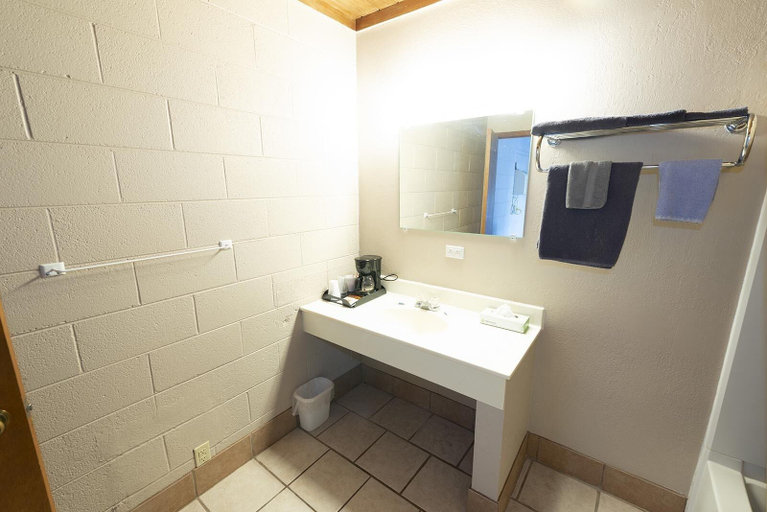 Bathroom 5, Cedar Inn, Red Willow