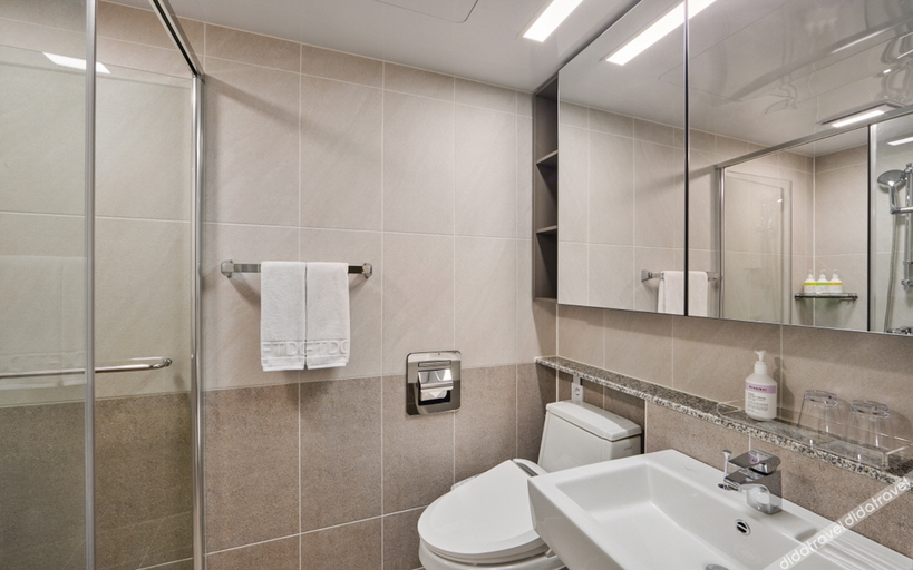 Bathroom, Shiftdoor Residence Hari