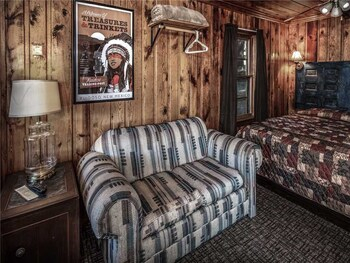 Others 3, Apache Village 4, King Studio, Midtown, Sleeps 2, Lincoln