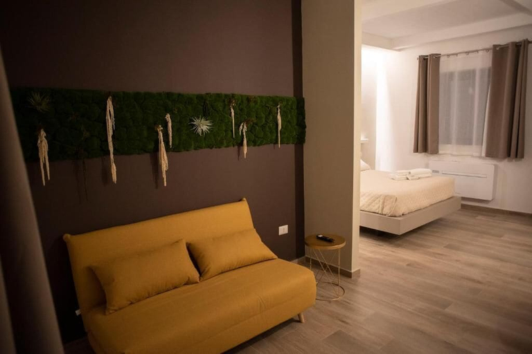 Room 4, Civico 56, Crotone