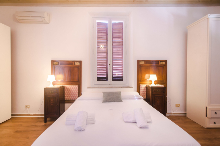 Bedroom 2, Lovely 4BD Apt 3min Walk to Ponte Vecchio, Florence