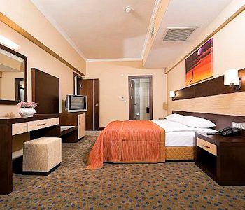 Others 4, Mom Hotel, Bornova